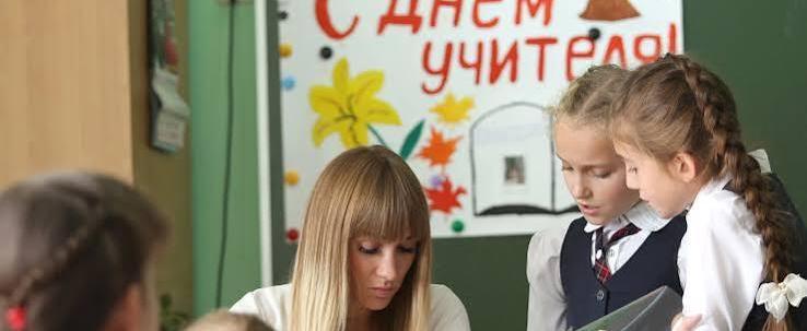 Учитель — это звучит: Белстат рассказал, сколько их, сколько они получают и сколько детей учат