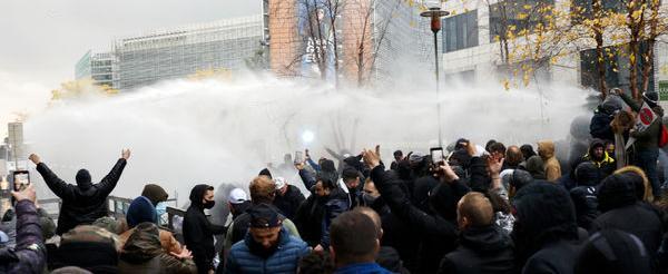 Брюссель в дыму: 30 тысяч протестующих, подожжённые самокаты и отменённые рейсы