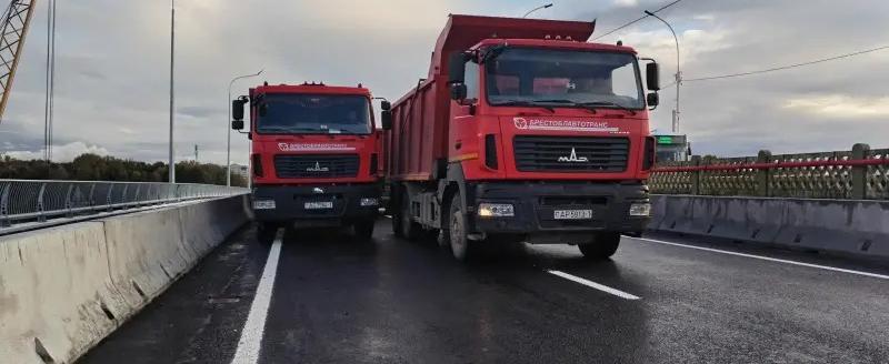 30 тонные самосвалы испытали новый участок моста в Бресте — стройка на финишной прямой