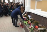 К Генконсульству России в Бресте несут цветы, соболезнуя жителям Кемерово