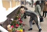 К Генконсульству России в Бресте несут цветы, соболезнуя жителям Кемерово