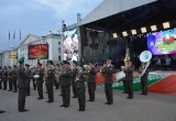 День Независимости в Бресте завершился концертом, гимном и салютом