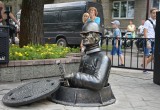 В Бресте на Гоголя открыли скульптуру сантехника