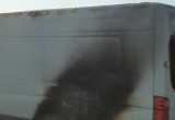 Микроавтобус загорелся на трассе М1 (видео)