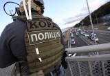 Мужчина в Киеве заблокировал мост, стрелял и угрожал взрывом (видео)