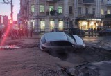 В центре Киева машины проваливаются под землю (видео)