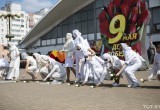 Девушки в белой одежде провели акцию у Комаровского рынка в Минске