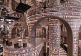 Книжное зазеркалье: в Китае с помощью зеркал создали уникальный книжный магазин