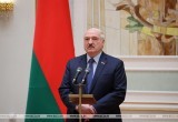 Лукашенко вручил семьям погибших в Барановичах летчиков награды Героев Беларуси