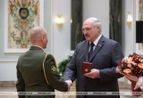 Лукашенко вручил госнаграды заслуженным деятелям Беларуси