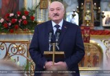 Лукашенко зажег пасхальную свечу и подарил храму в Шклове икону «Господь Вседержитель»