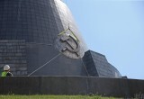 Советские символы серп и молот сняли с монумента «Родина-мать» в Киеве